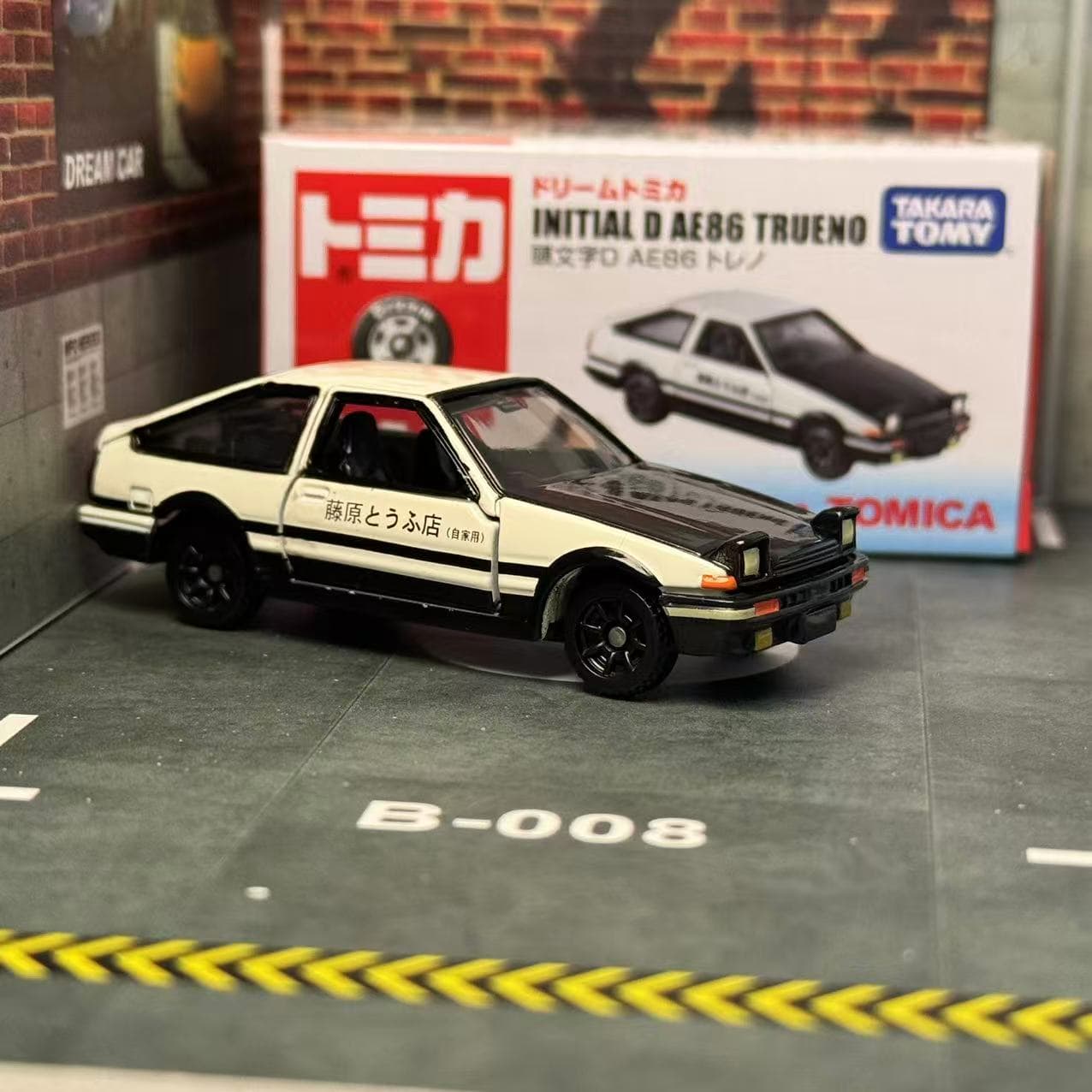Dream Tomica NO. 145 Initial D - огляд і ціна Model Kit Ae86