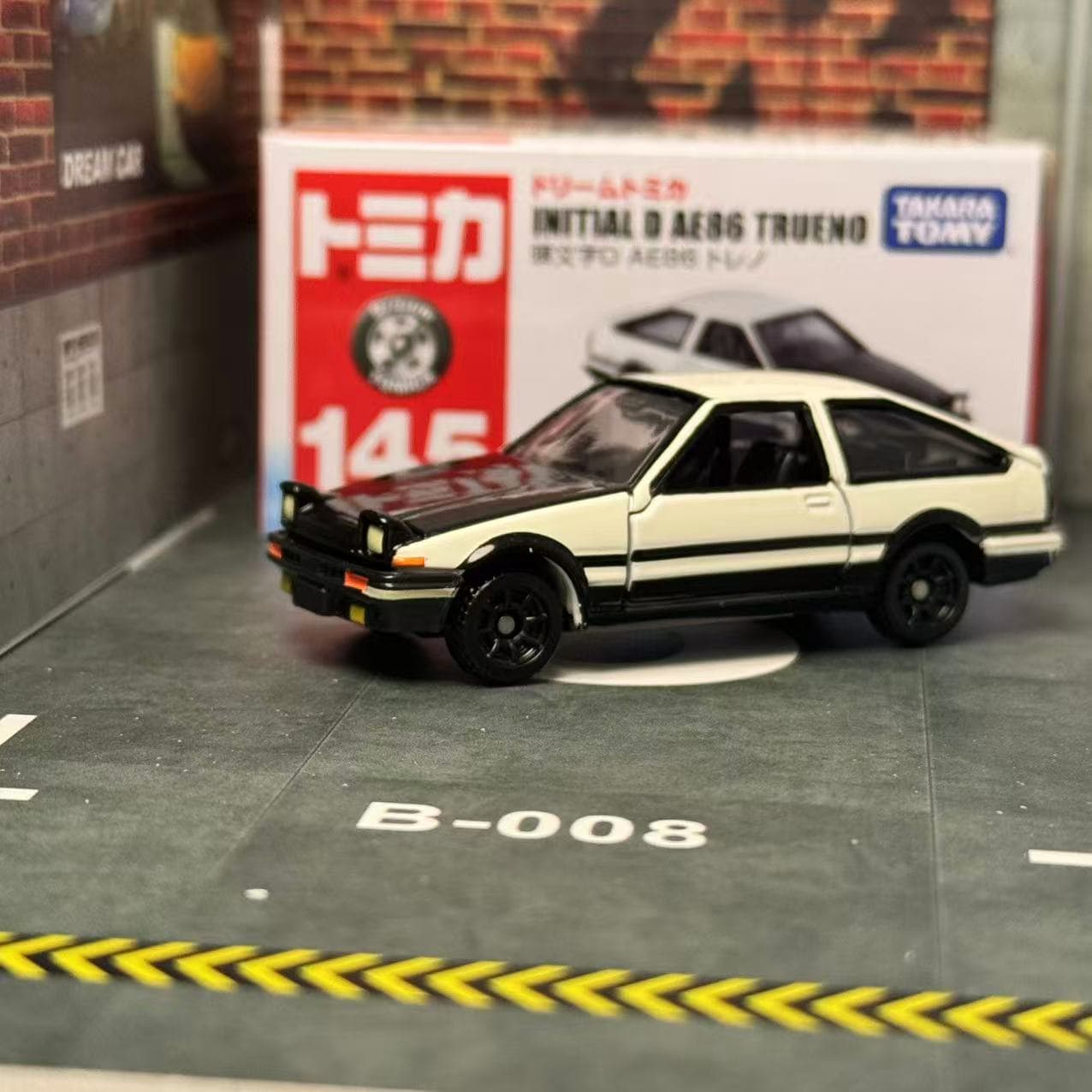 Dream Tomica NO. 145 Initial D - огляд і ціна Model Kit Ae86